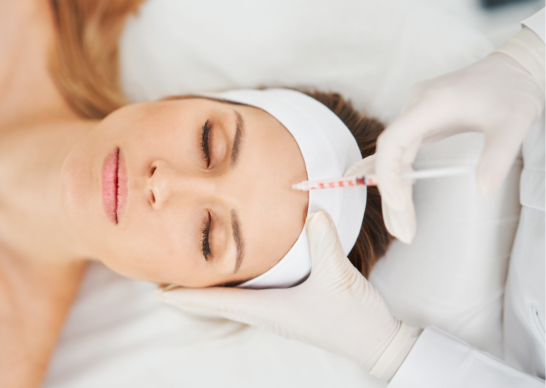 B4 Ärztin injiziert Botox gegen Stirnfalten bei Patientin in Minden